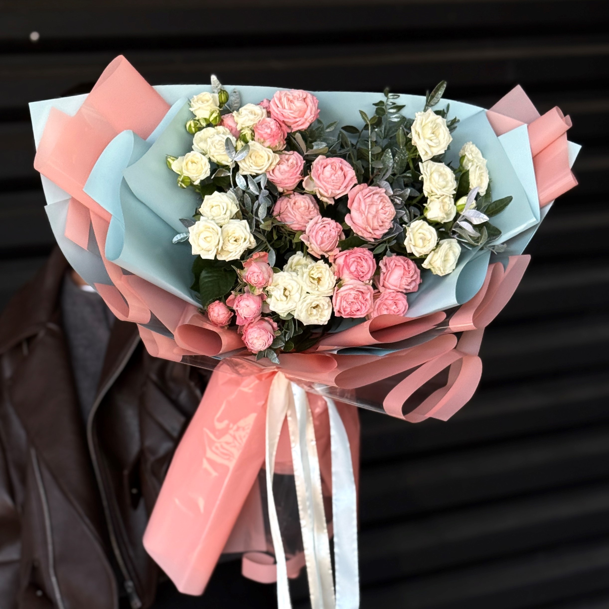 Букет из кустовых пионовидных роз 40 с зеленью фото 1