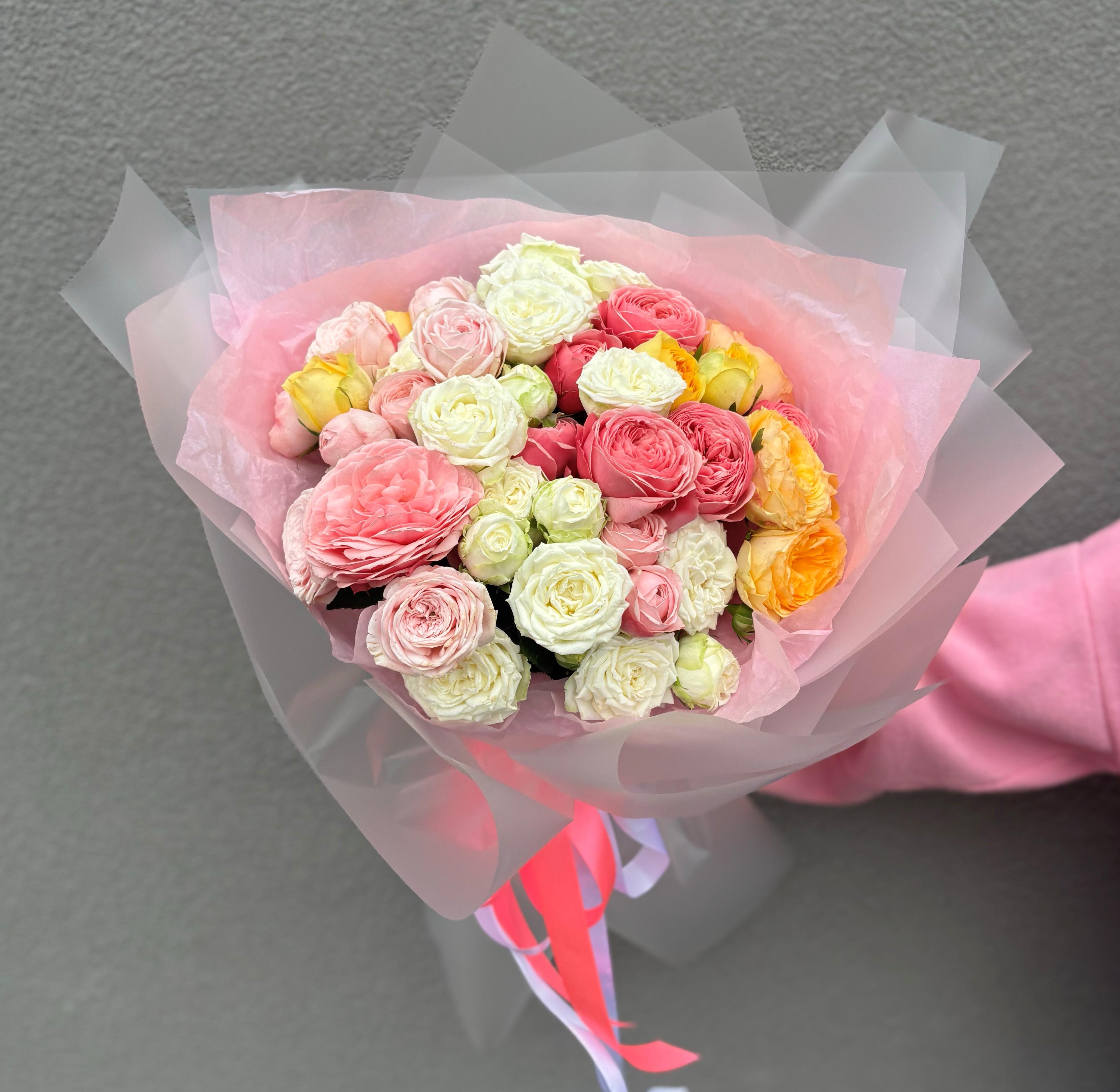 Букет из 15 кустовых разноцветных роз