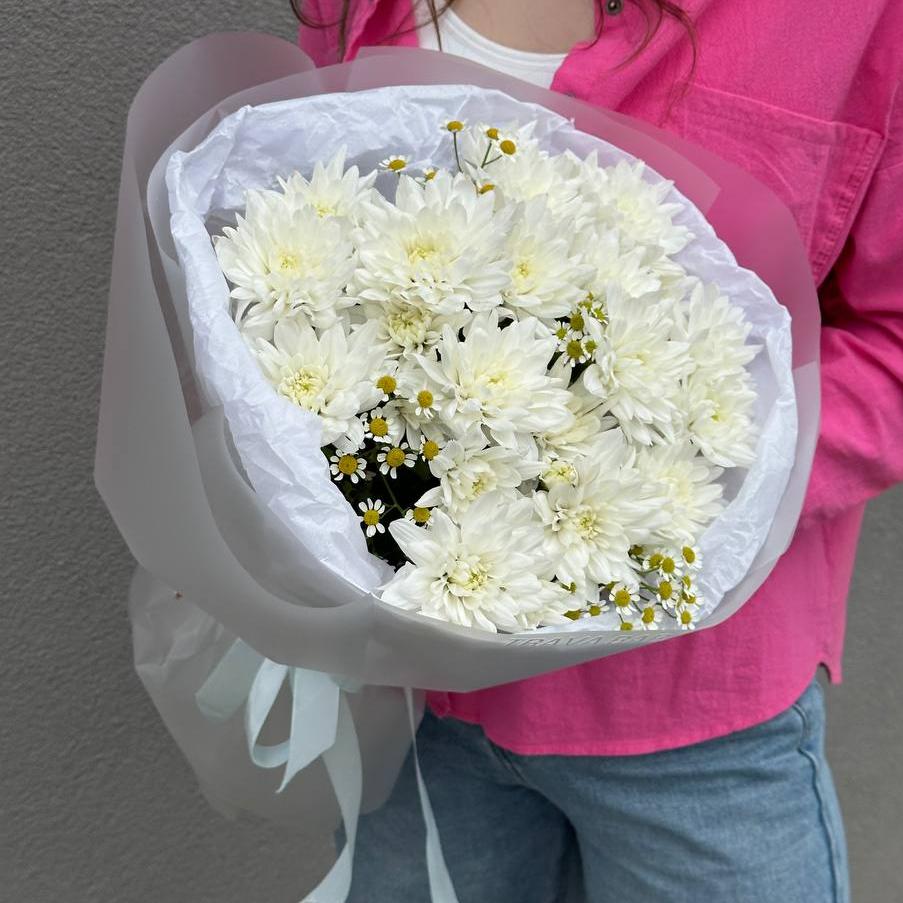 Букет "Белые хризантемы с ромашками"