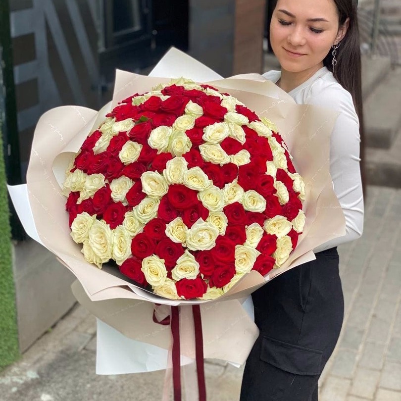 Букет из 151 красной и белой розы 50/60 см
