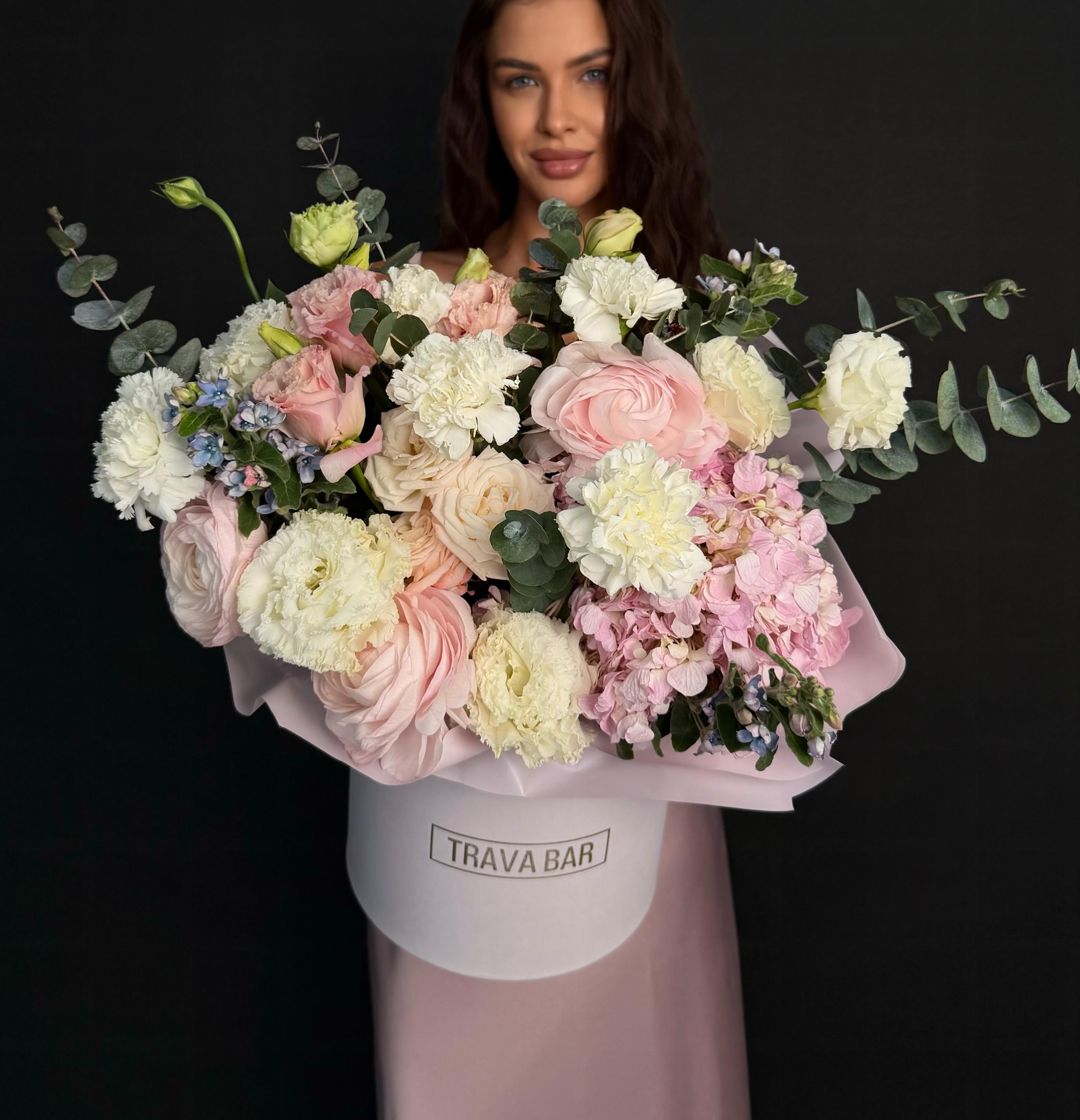 Сборная композиция из гортензии, ранункулюсов и твидии