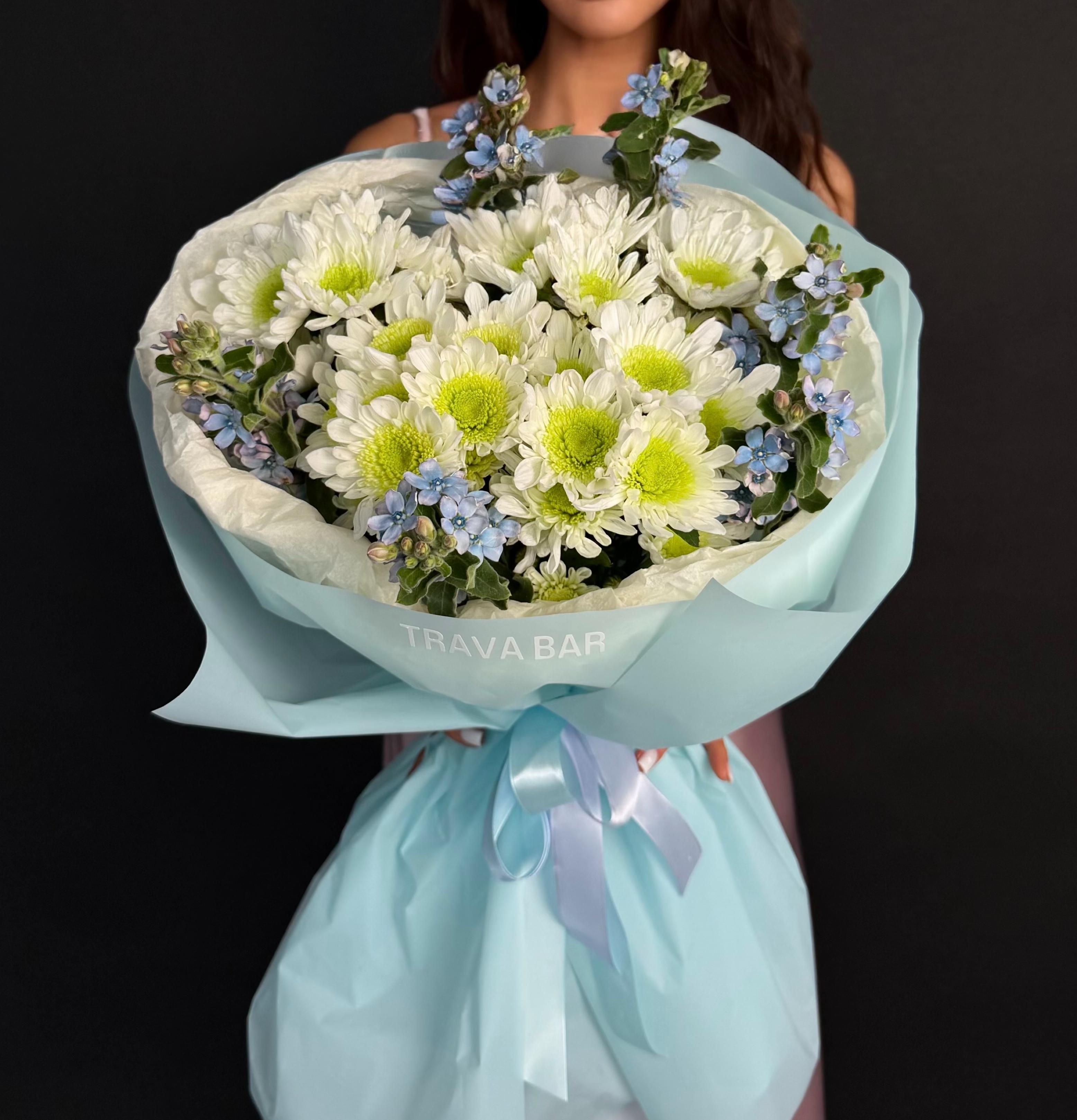 Букет хризантем с твидией в воздушном оформлении