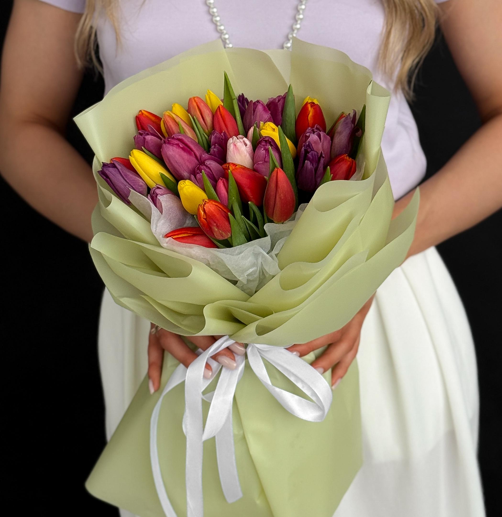 Букет "35 тюльпанов микс в оформлении" фото 1