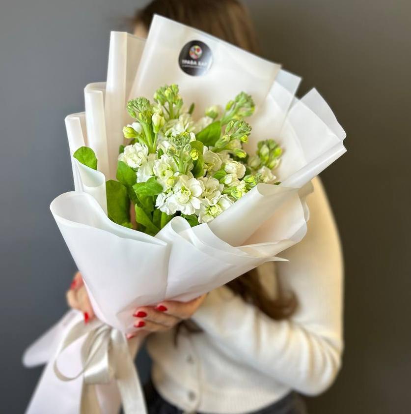 Букет "7 белых маттиол в оформлении"