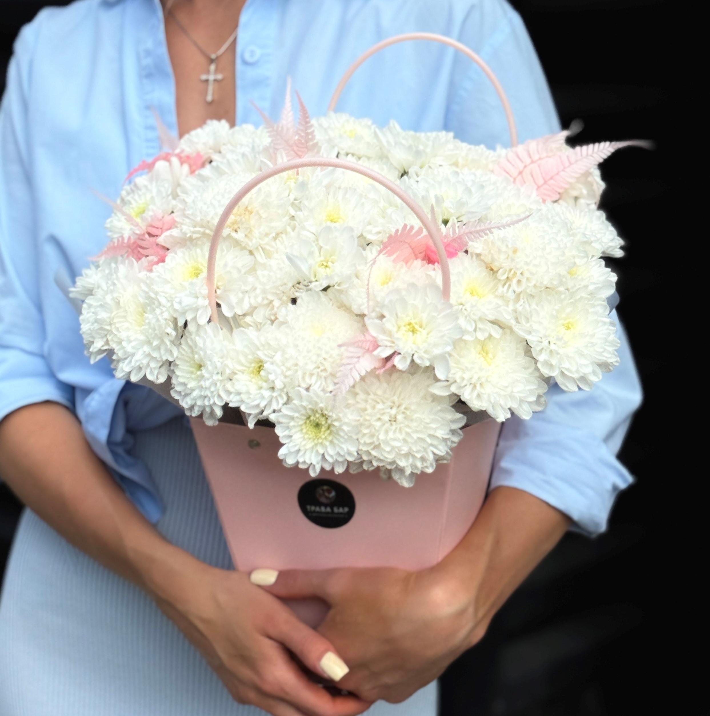 Композиция из нежных хризантем