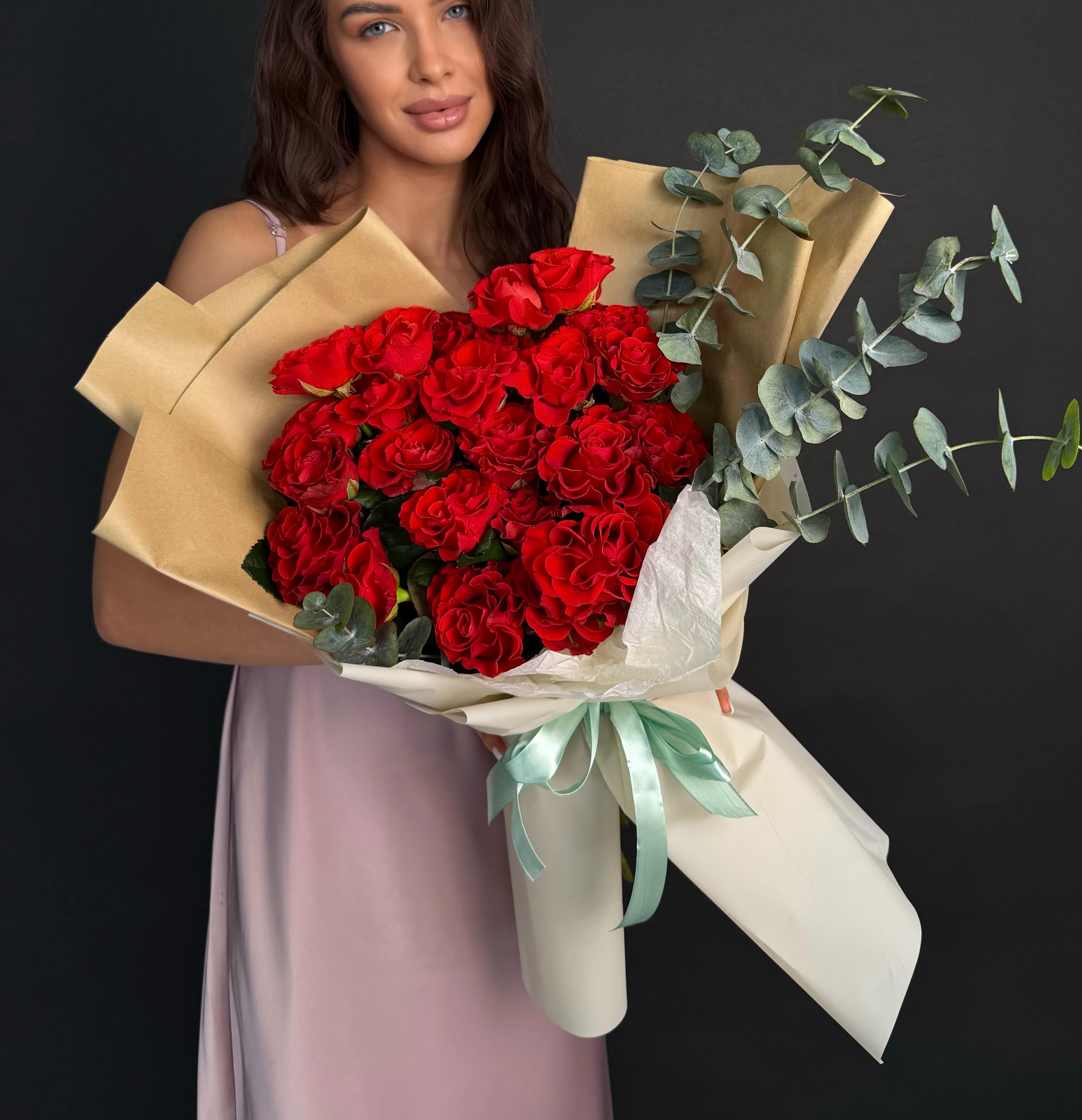 Гигант из 25 бордовых роз с эвкалиптом