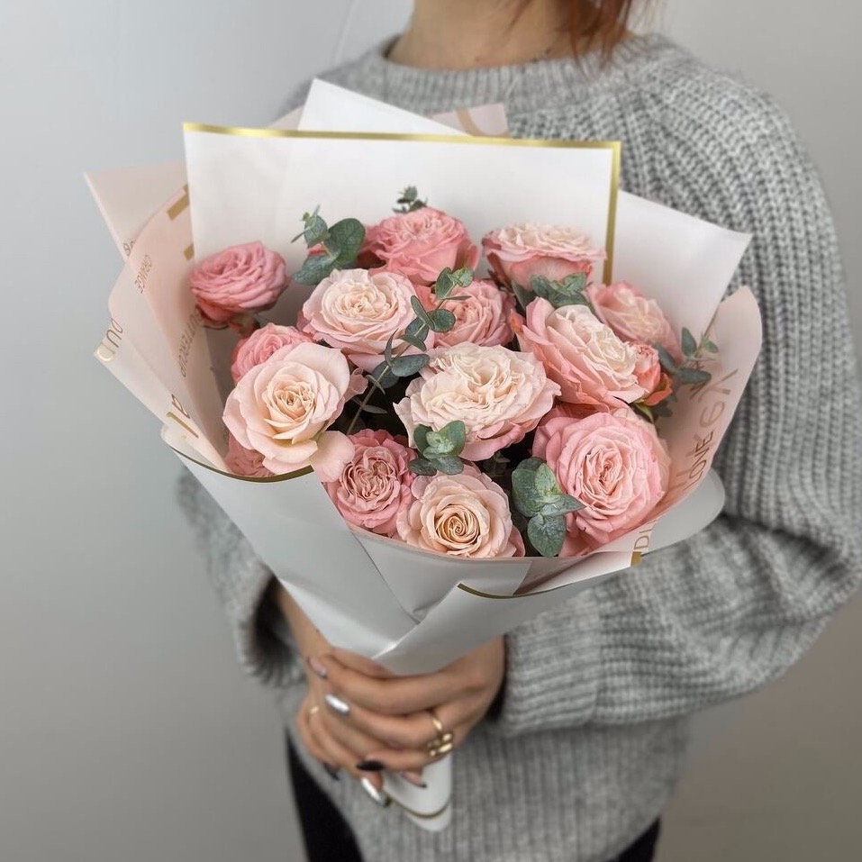 Букет из 5 кустовых роз Мадам Бомбастик с зеленью