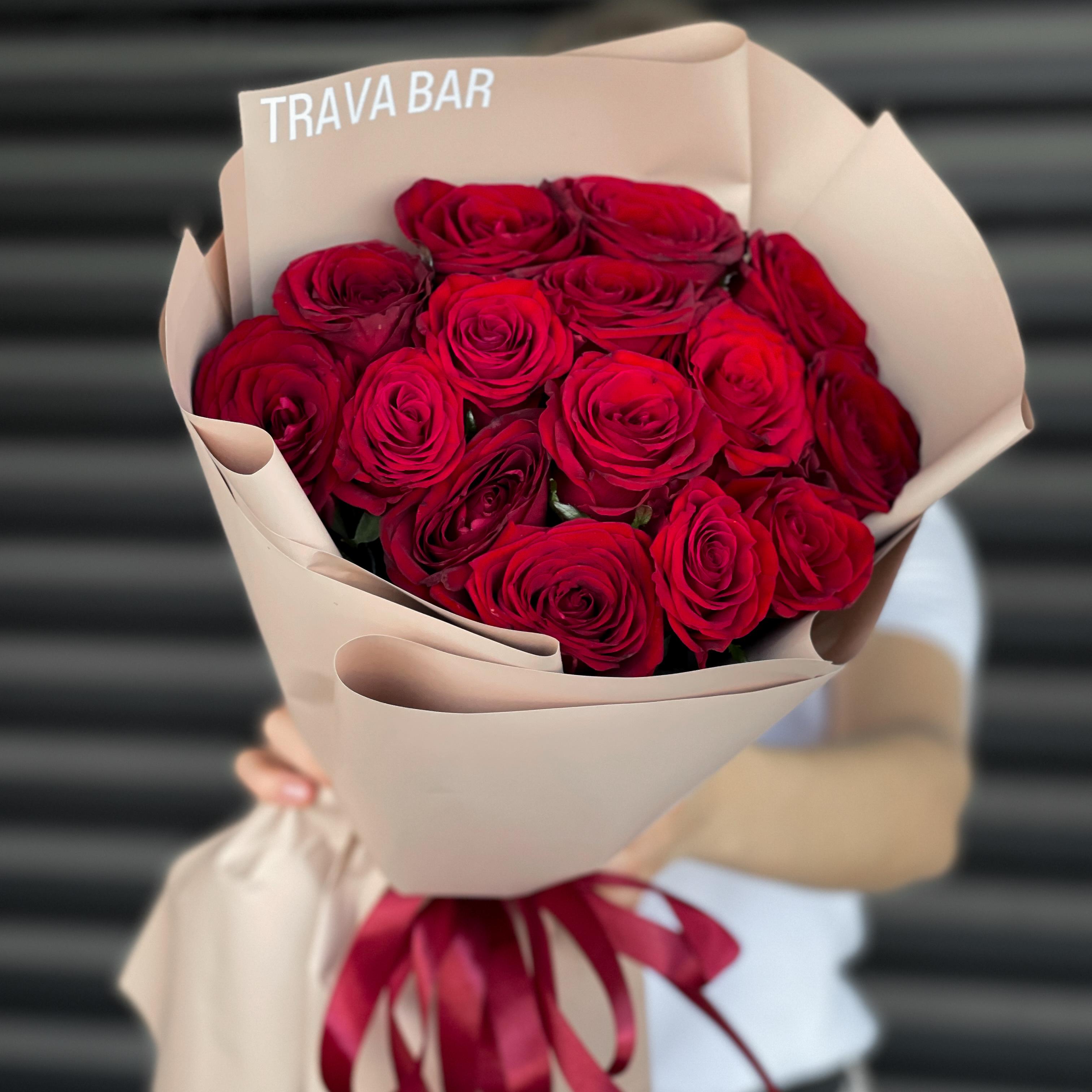 Букет из 15 бордовых роз 50/60 в стильном оформлении