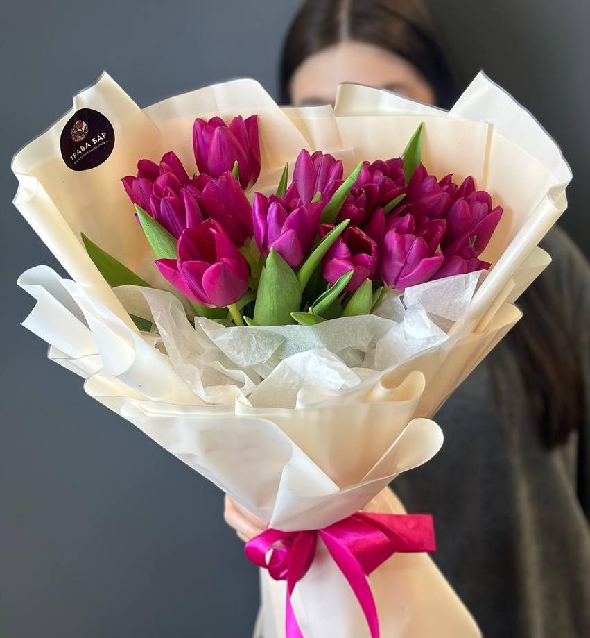 Букет "15 фиолетовых тюльпанов в оформлении"