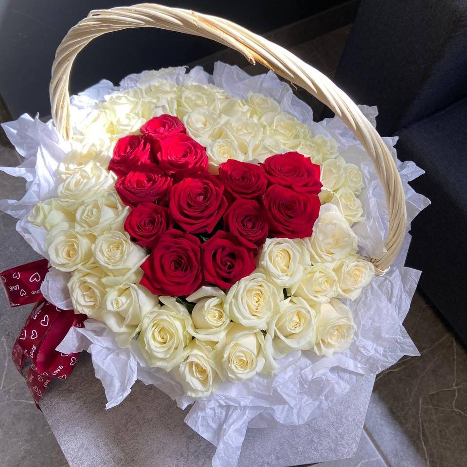 Композиция "Сердце из 51 белой и красной розы в корзине"