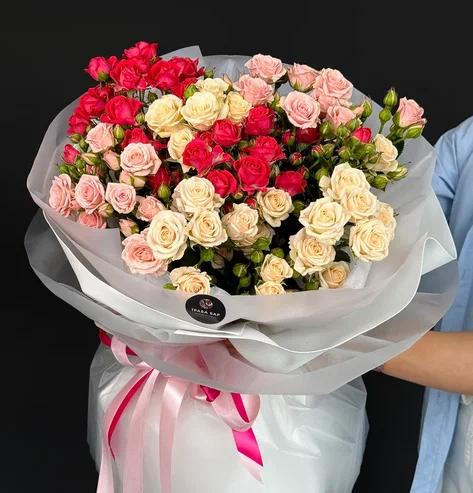 Букет "7 разноцветных кустовых роз 40/50 см в оформлении"