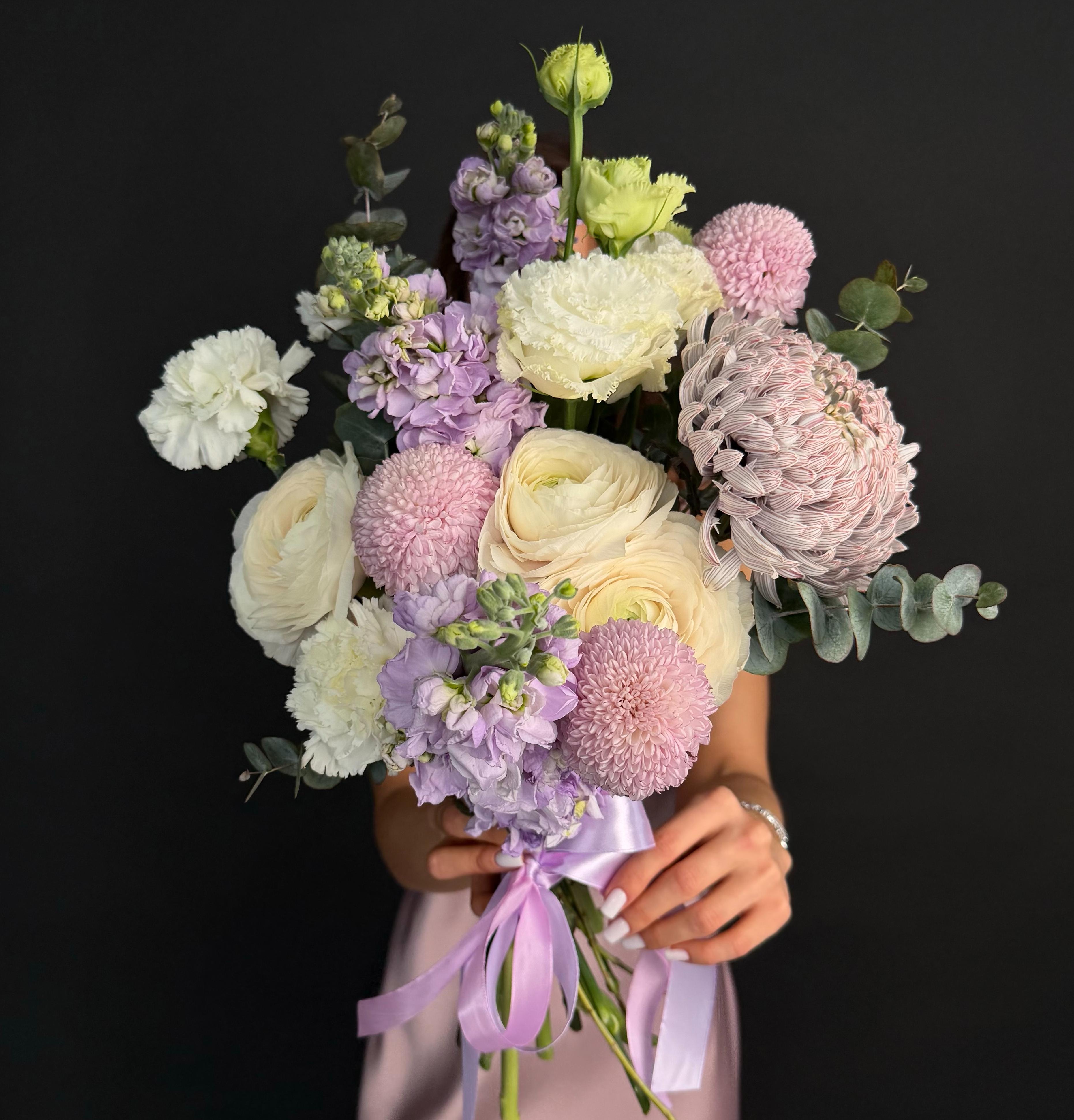 Сборный букет под ленту из хризантем, маттиолы и ранункулюсов