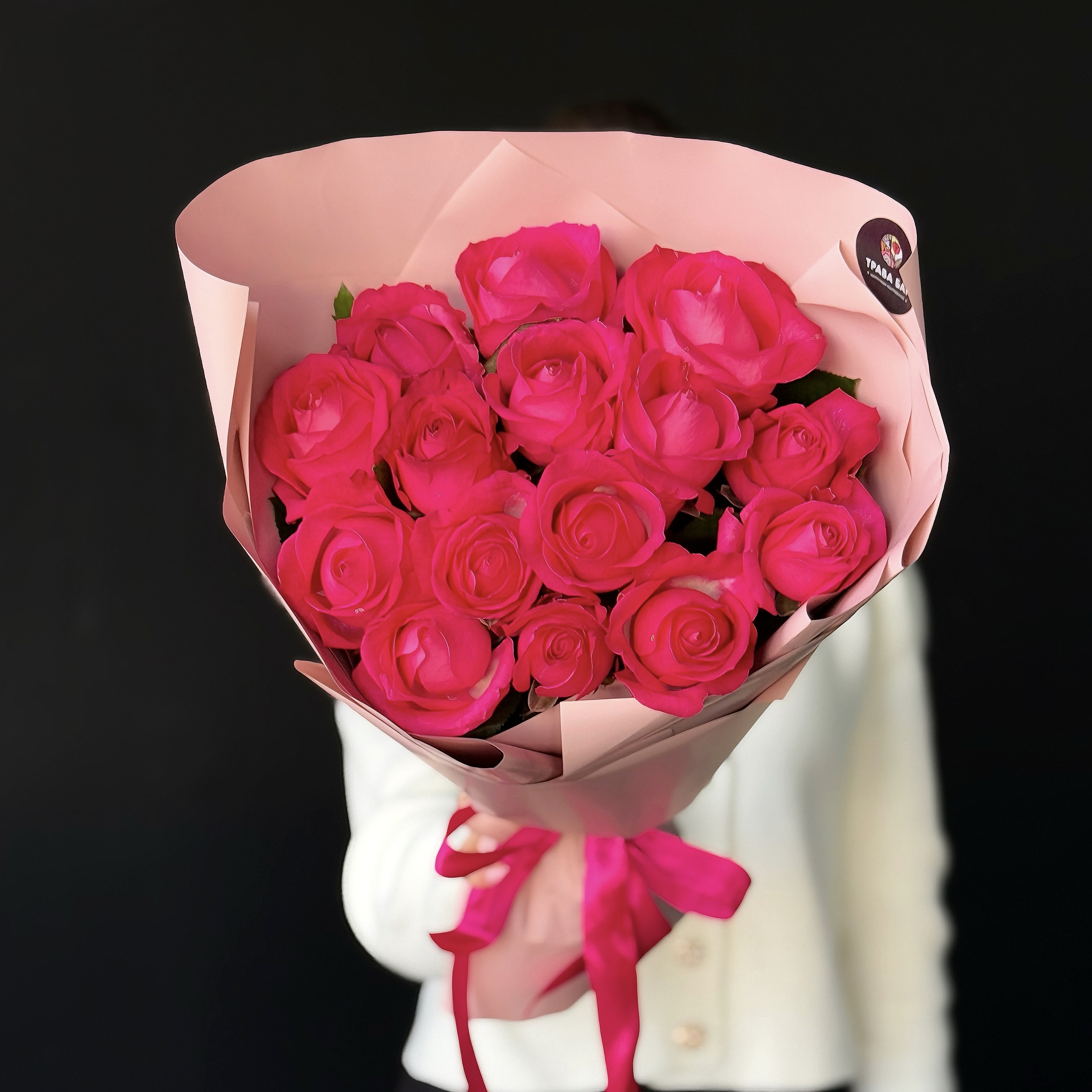 Букет из 15 вишневых роз 50/60 см в оформлении