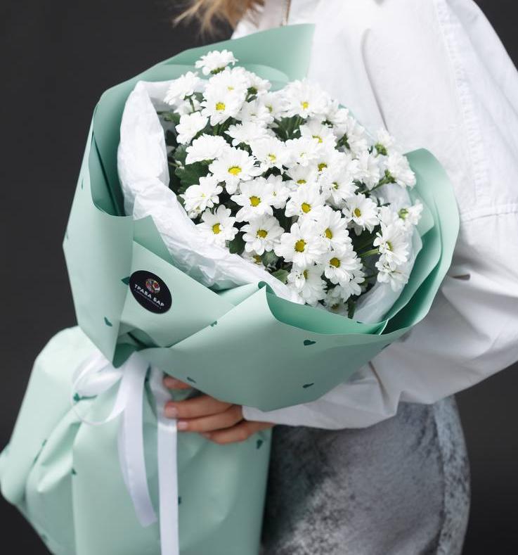 Букет "7 кустовых хризантем в оформлении"