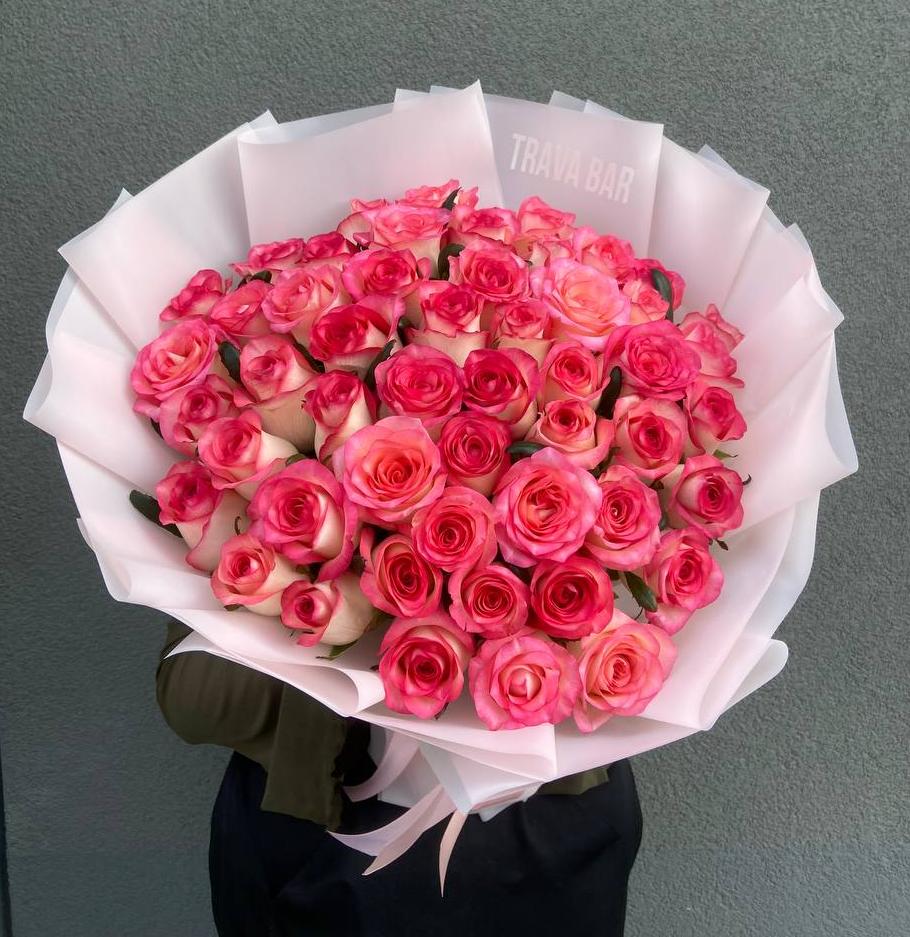 Букет из 51 бело-розовой розы 50/60 см в оформлении 