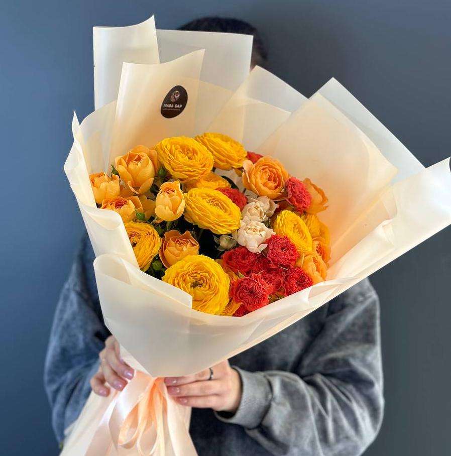 Букет из 9 кустовых пионовидных роз в оформлении