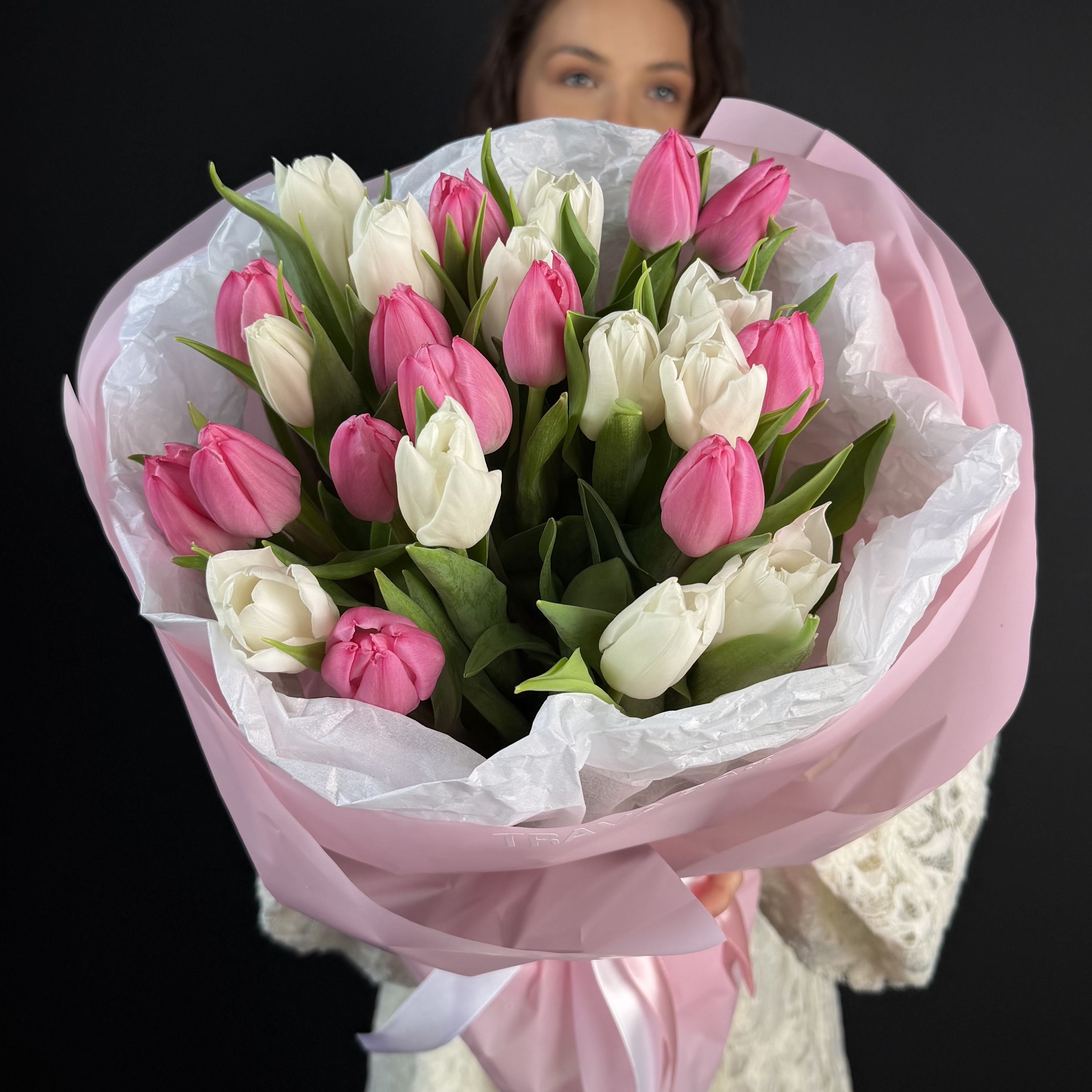 25 бело-розовых тюльпанов фото 1