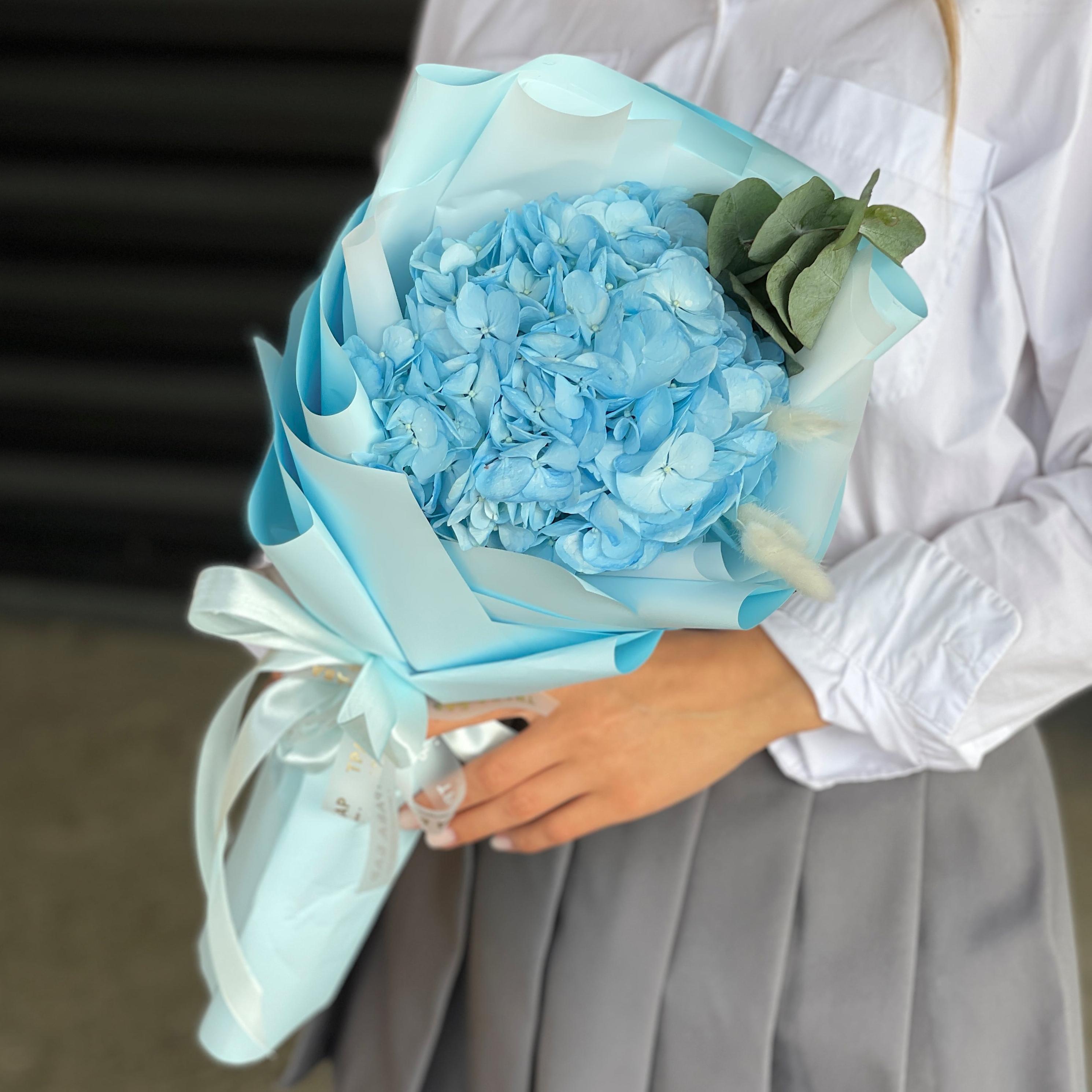 Комплимент из голубой гортензии с эвкалиптом фото 1