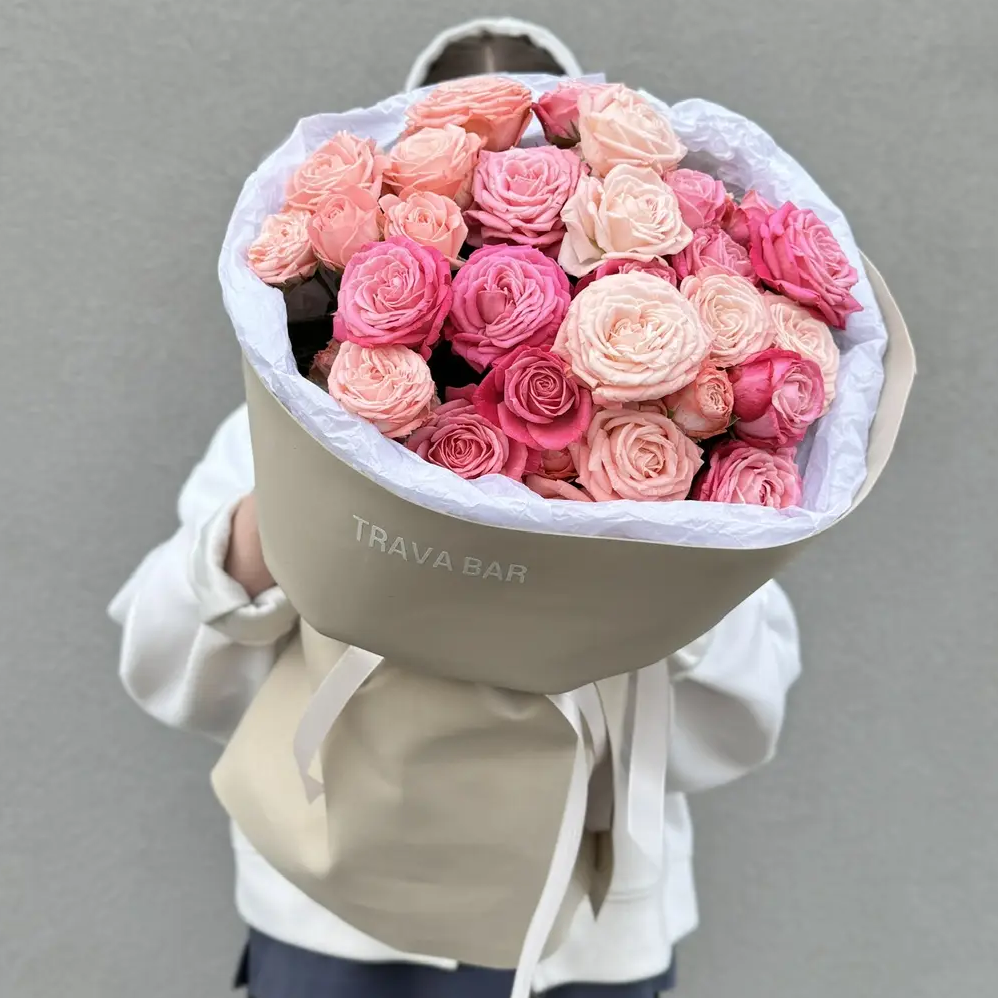 Букет из 15 нежно-розовых кустовых роз фото 1
