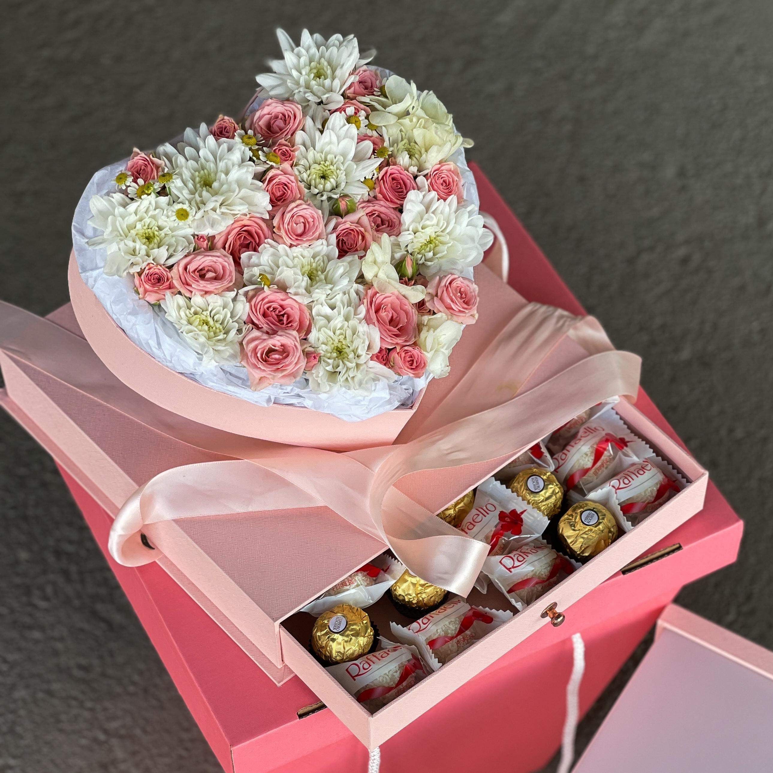 Композиция в боксе "Цветочное сердце с конфетами" фото 1