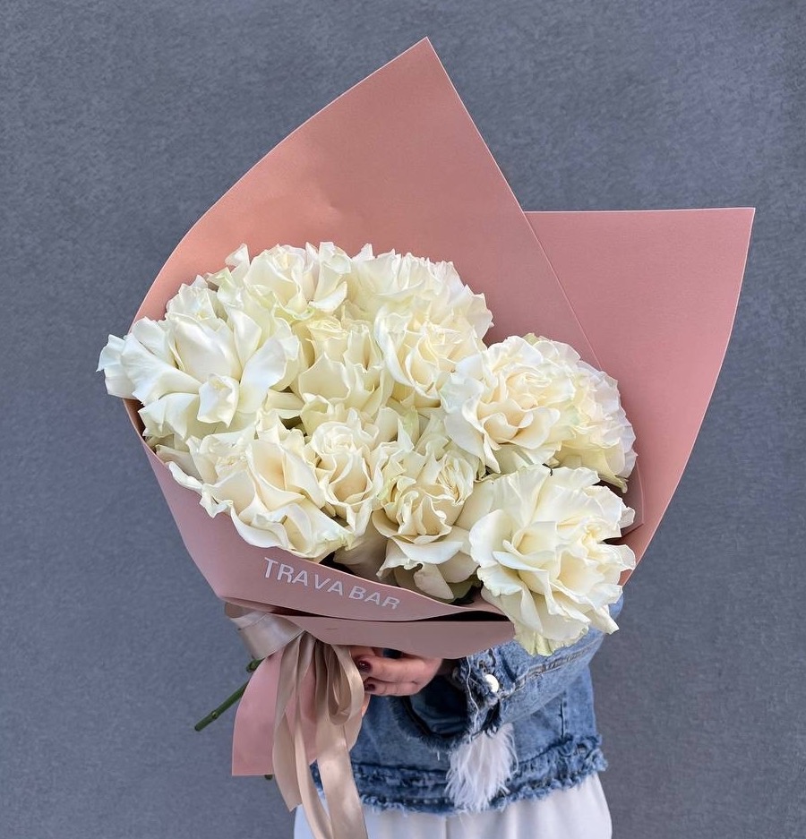 11 белых французских роз в стильном оформлении