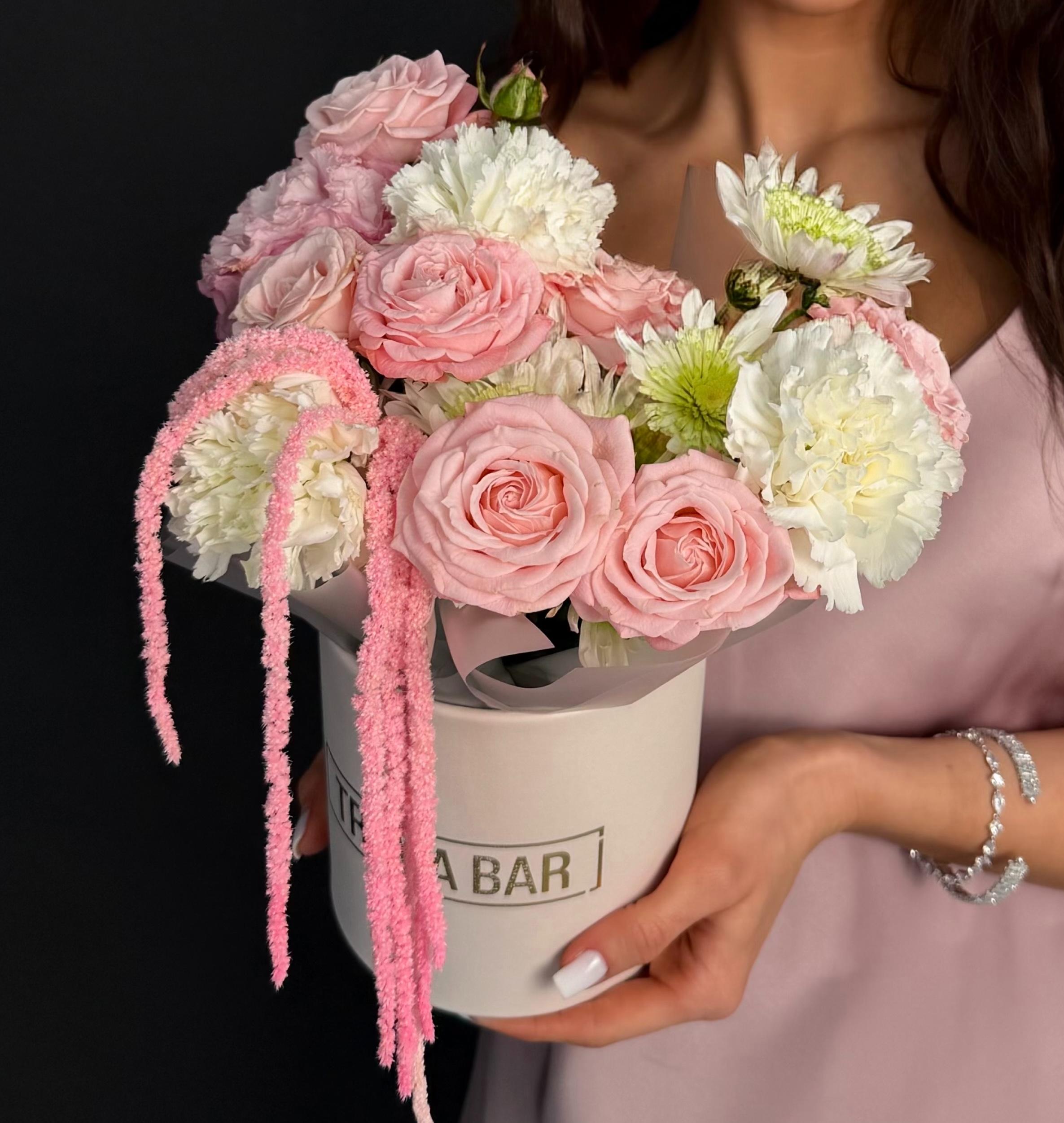 Композиция из диантусов, кустовых роз и хризантем