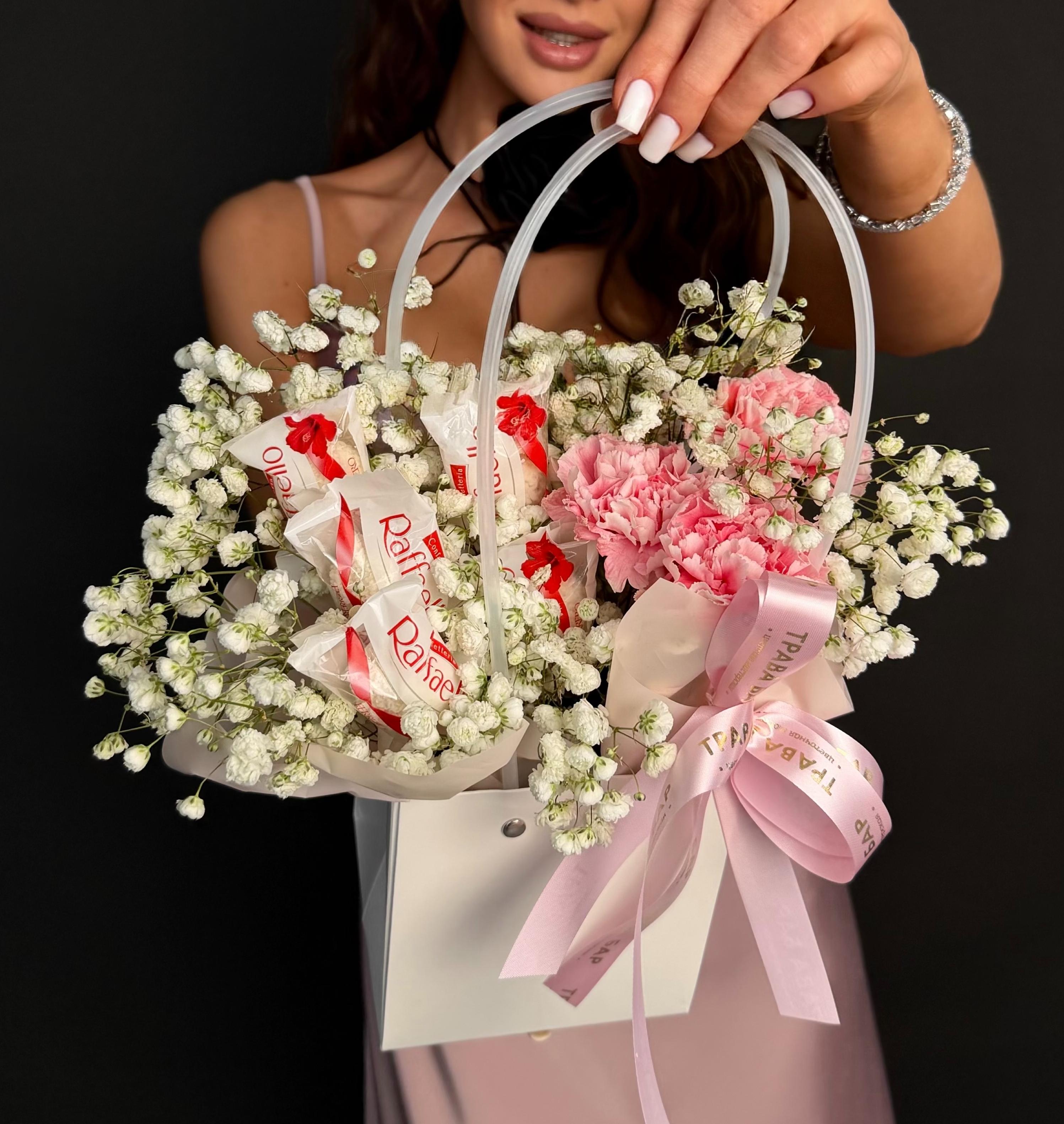 Сладкая композиция в сумочке с гипсофилой и диантусами