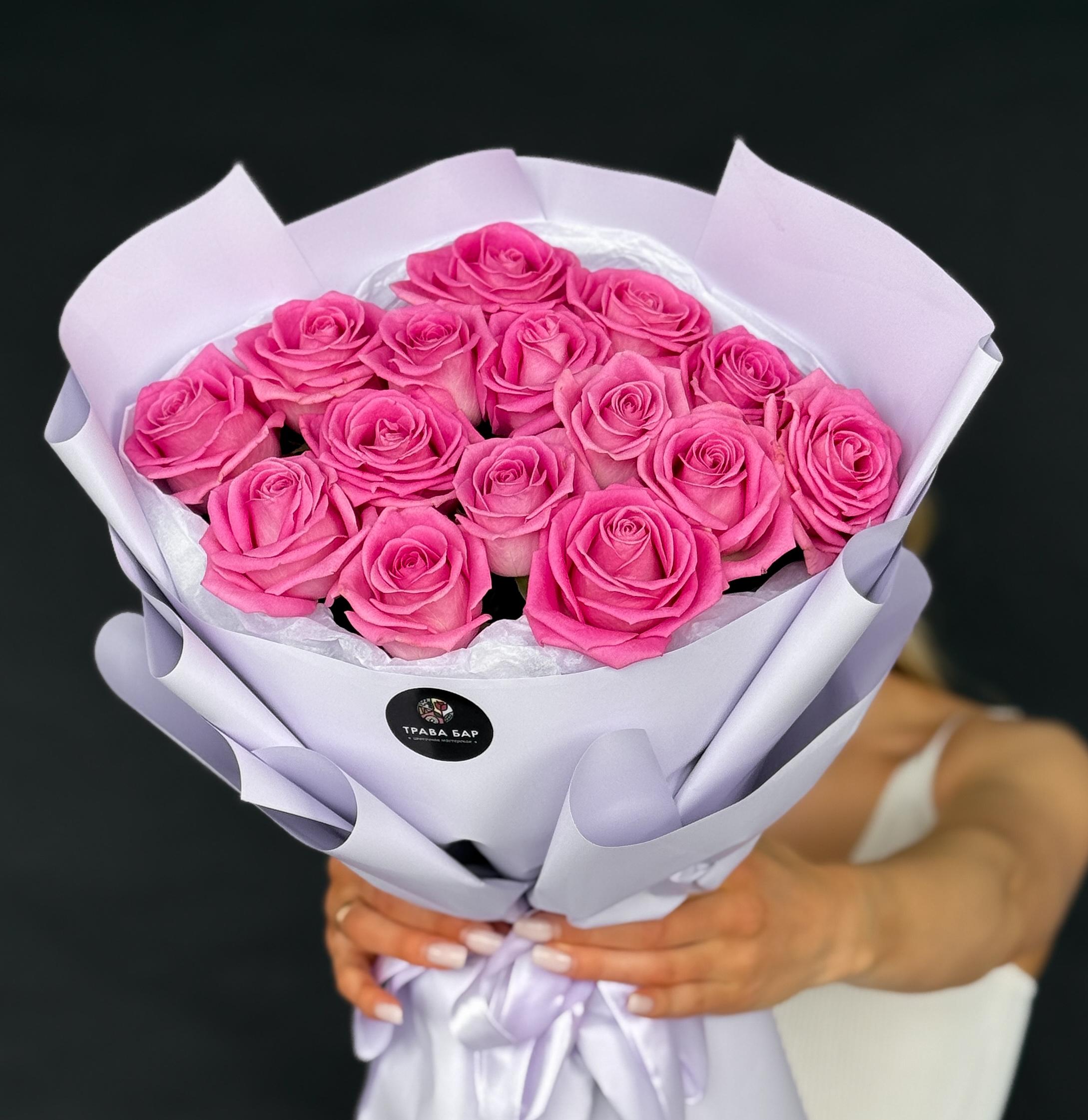 15 малиновых роз 50/60 см в оформлении фото 1