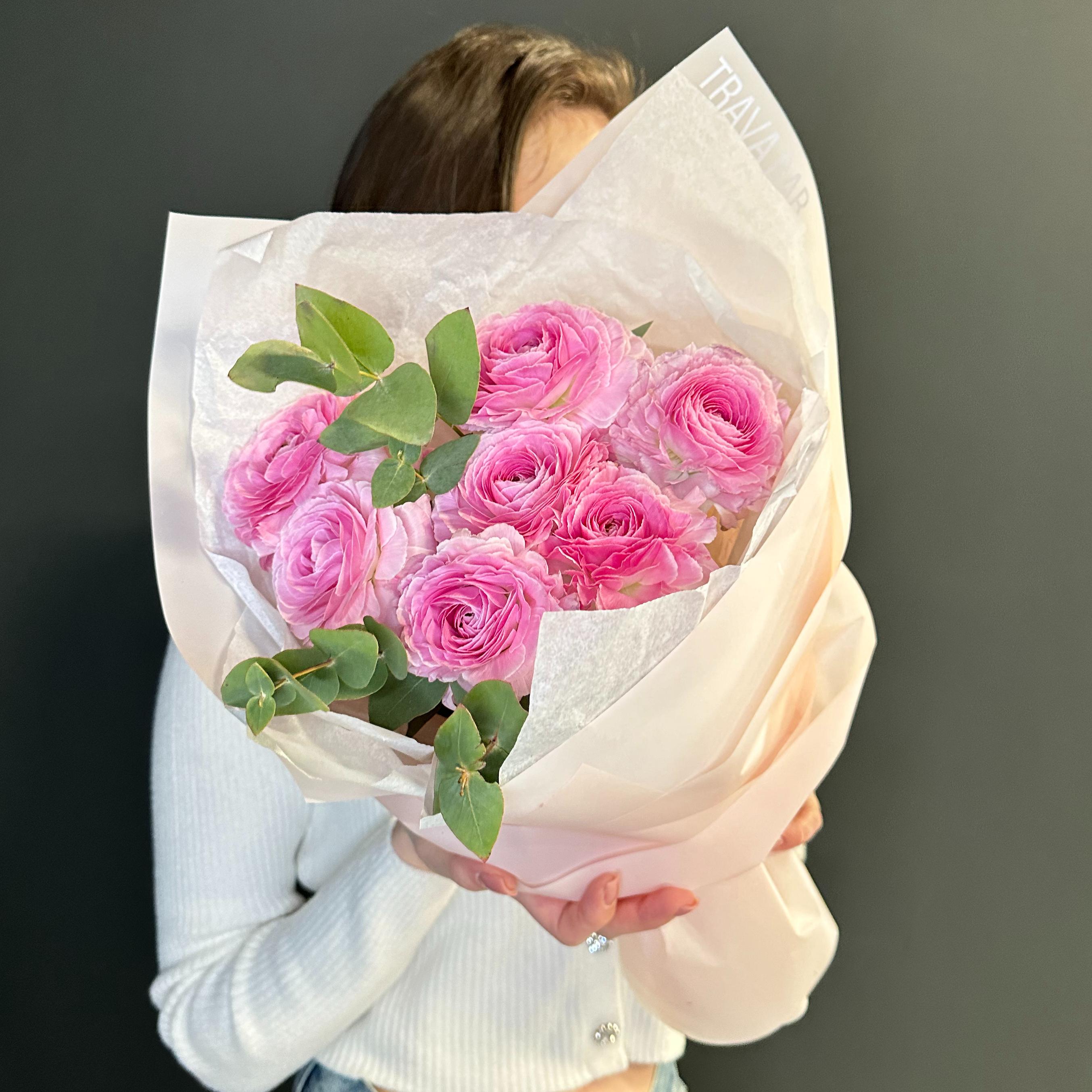 Букет из розовых ранункулюсов с эвкалиптом