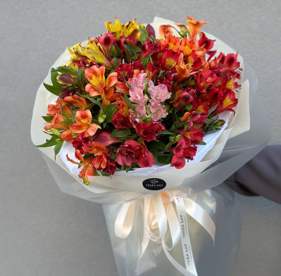 Букет "15 альстромерий микс в оформлении"