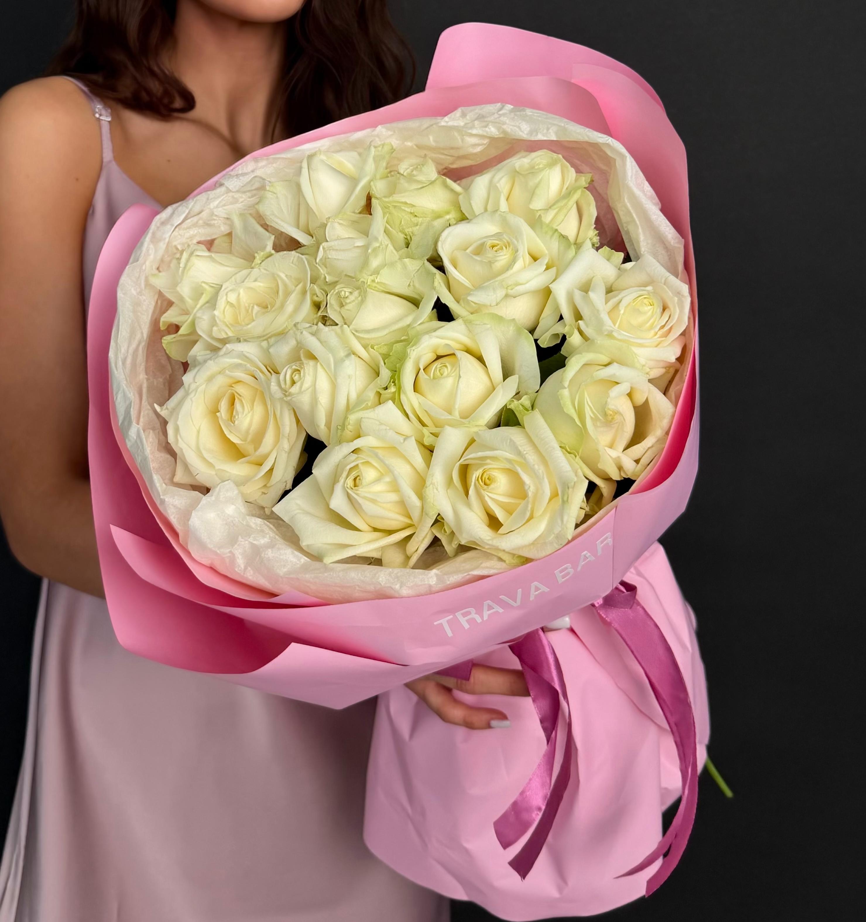 15 белых роз 50/60 в стильном оформлении