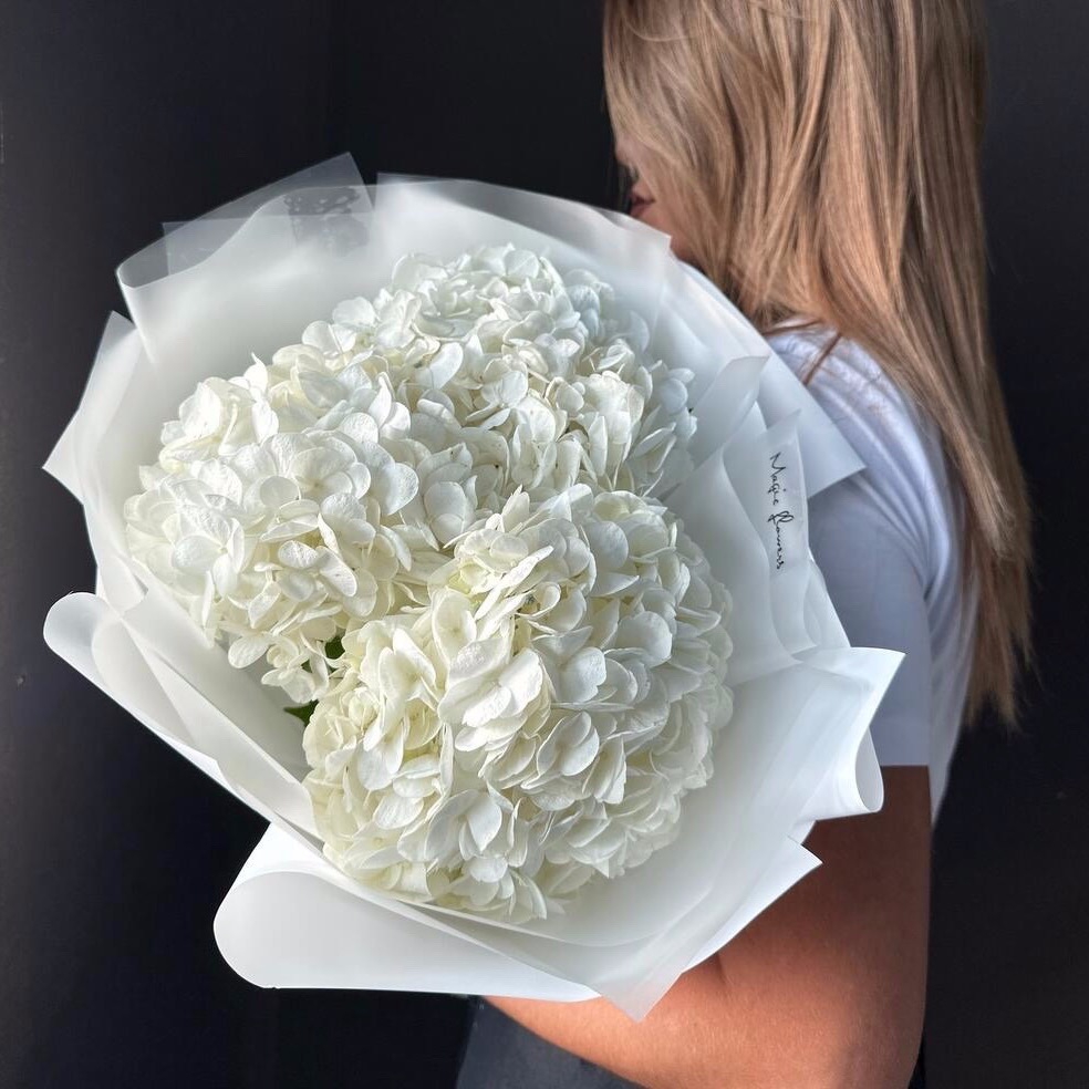 Букет из 3 белых гортензий