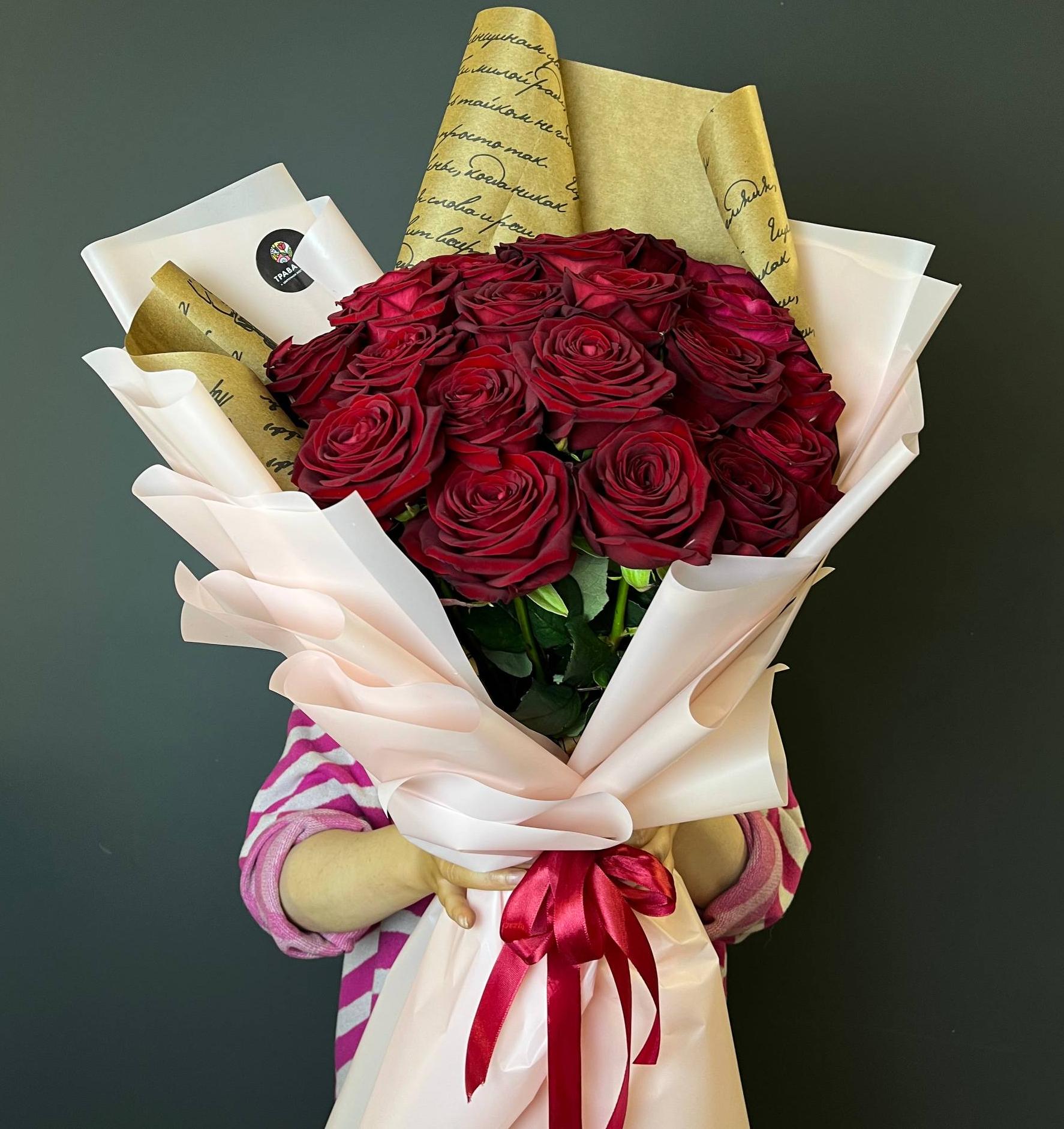 Гигант из 21 красная роза 70/80 см в оформлении