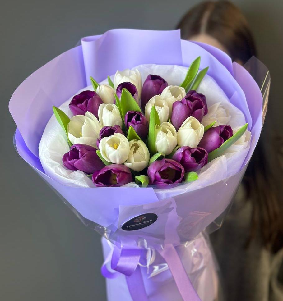 Букет "25 белых и фиолетовых тюльпанов в оформлении"