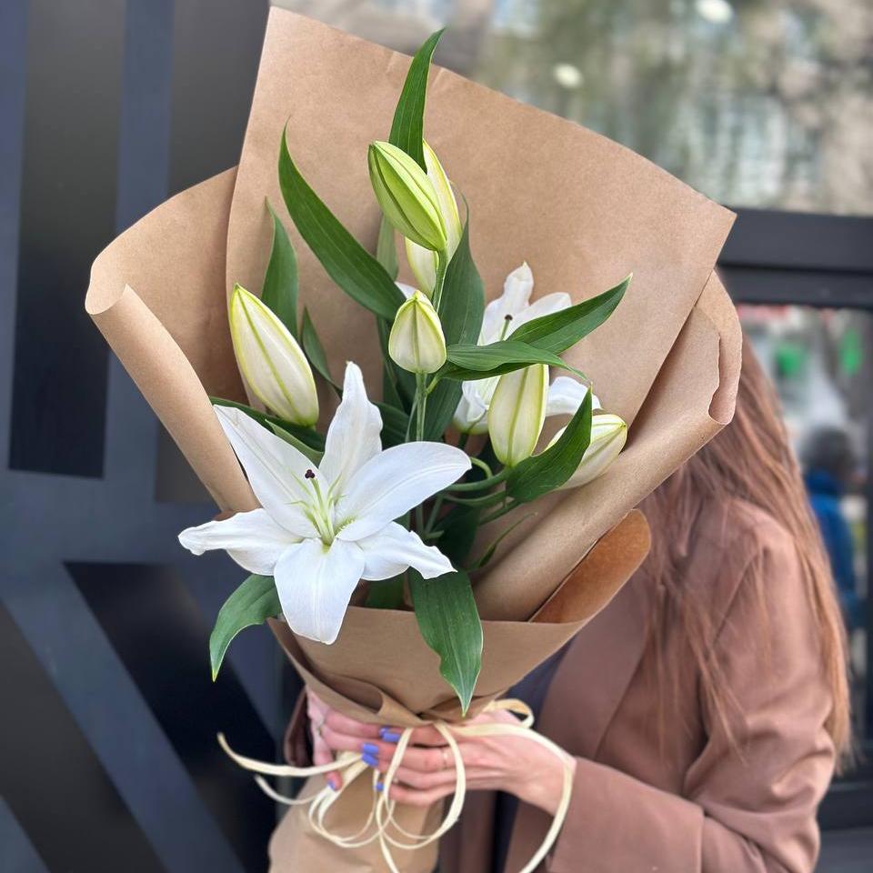Букет "Ароматные лилии в крафте"
