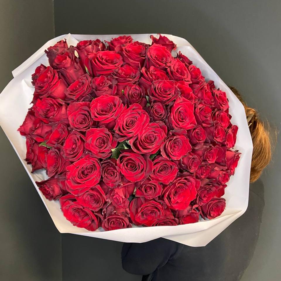 Букет "71 красная роза 50/60 см в оформлении"