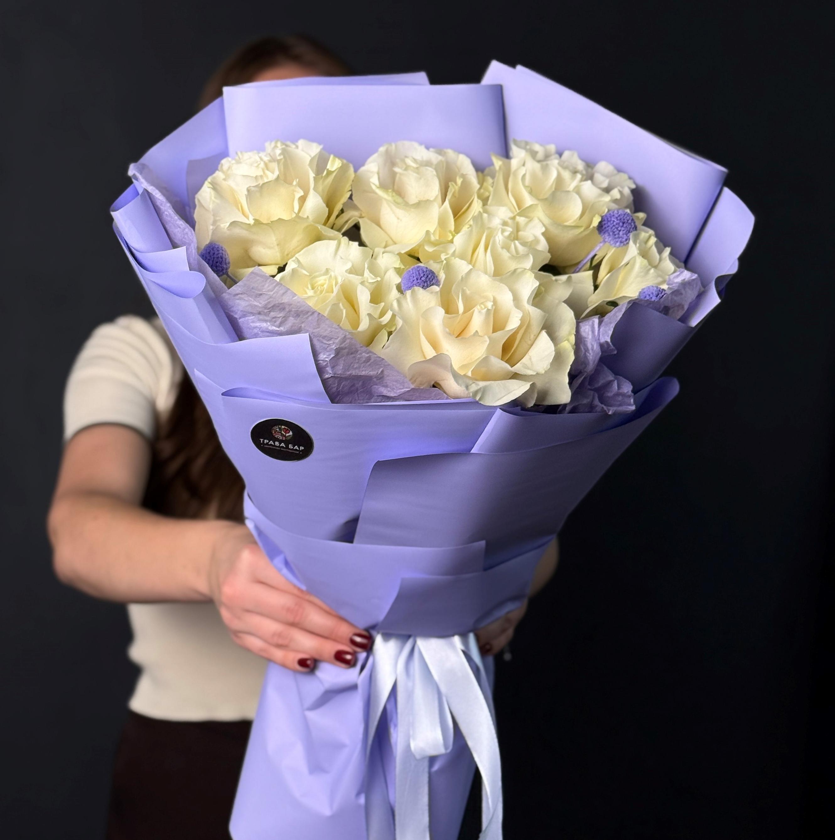 7 белых французских роз с краспедией