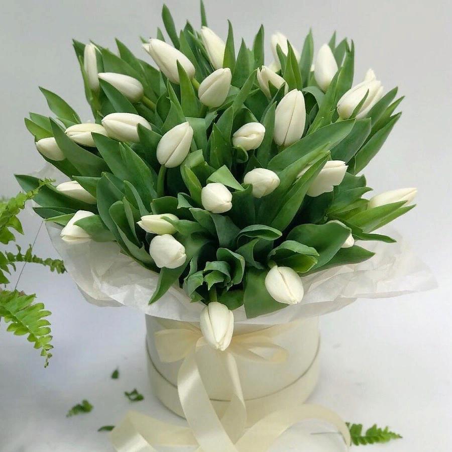 Композиция "45 белых тюльпанов в шляпной коробке"