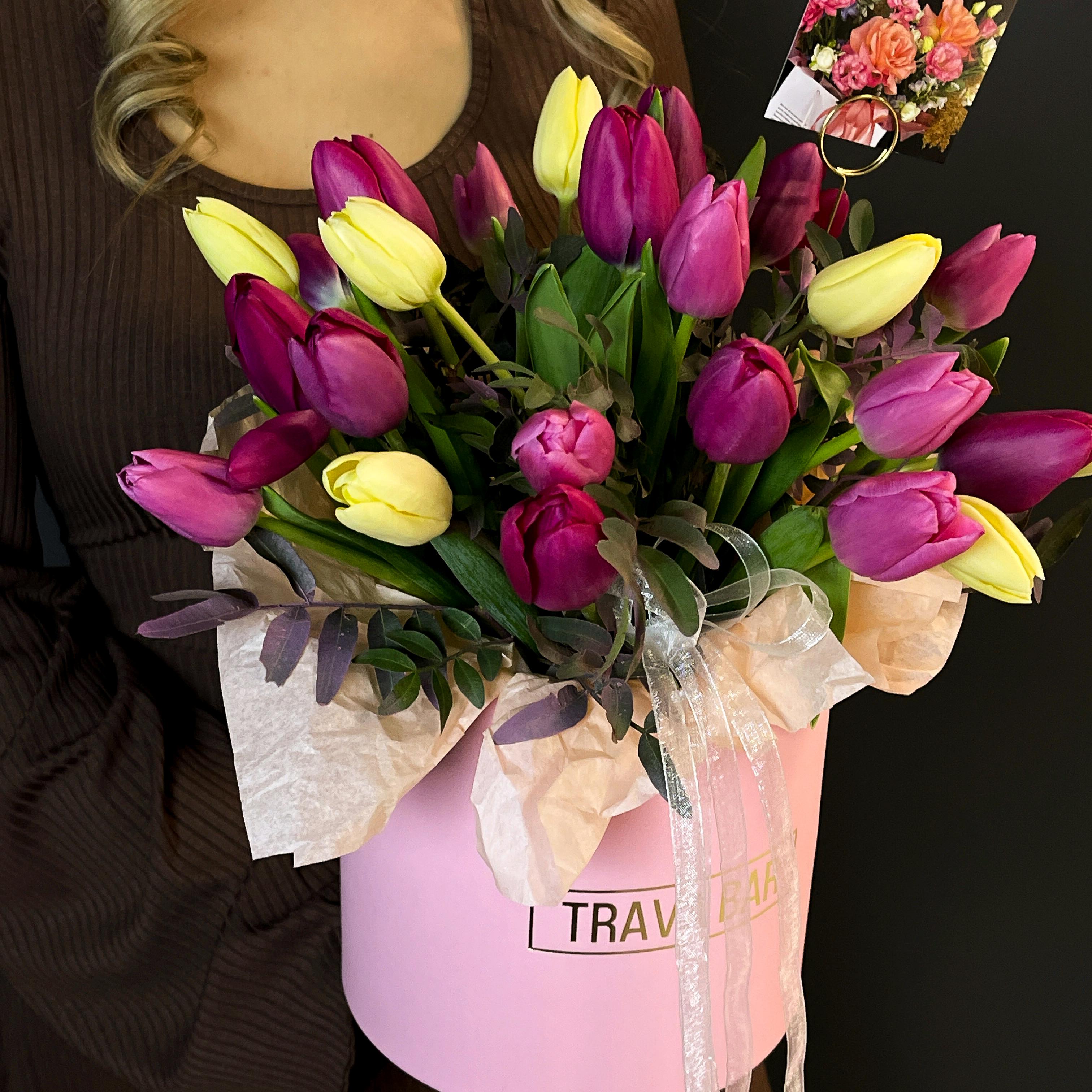 Композиция "25 белых и розовых тюльпанов с зеленью в коробке"