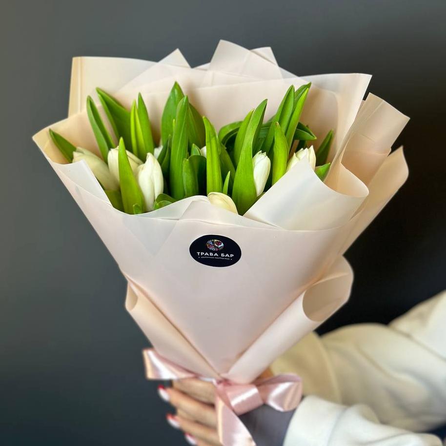 15 белых тюльпанов в оформлении