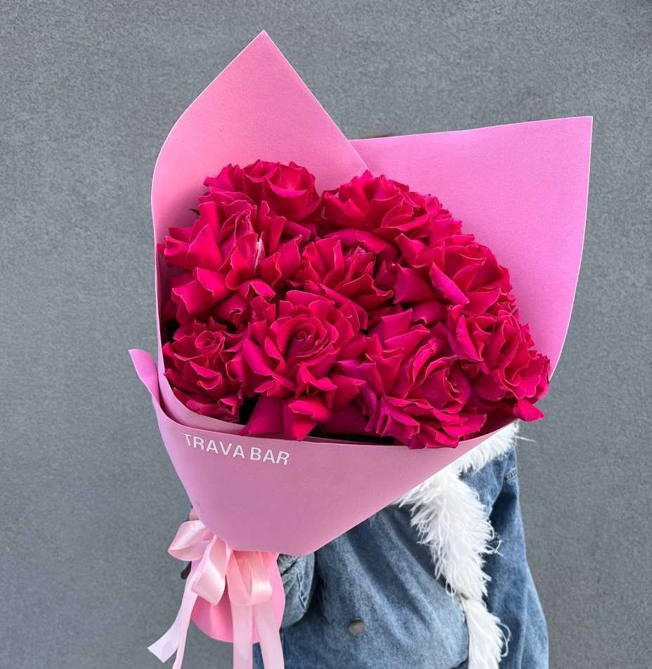 9 малиновых французских роз в стильном оформлении