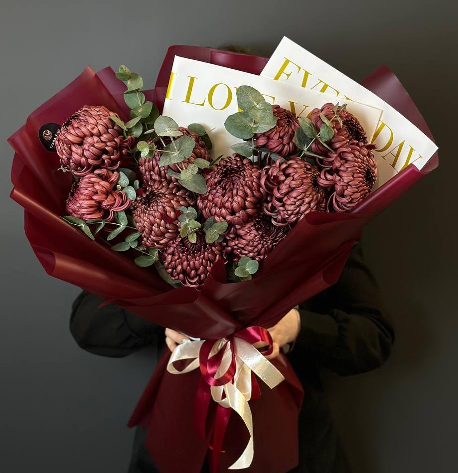 Букет "11 одноголовых хризантем премиум с зеленью"