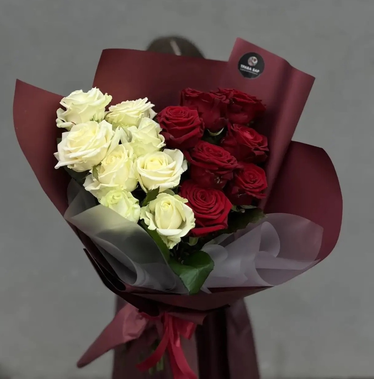 Букет из 15 белых и красных роз 50/60 см