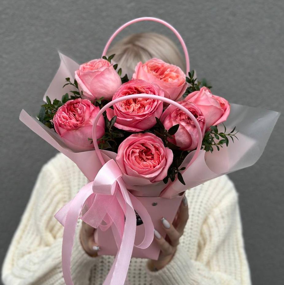 Композиция "7 розовых пионовидных роз с зеленью"