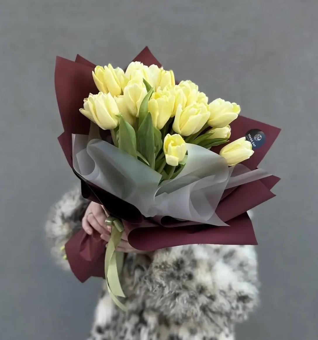 25 лимннно-нежных тюльпанов в оформлении