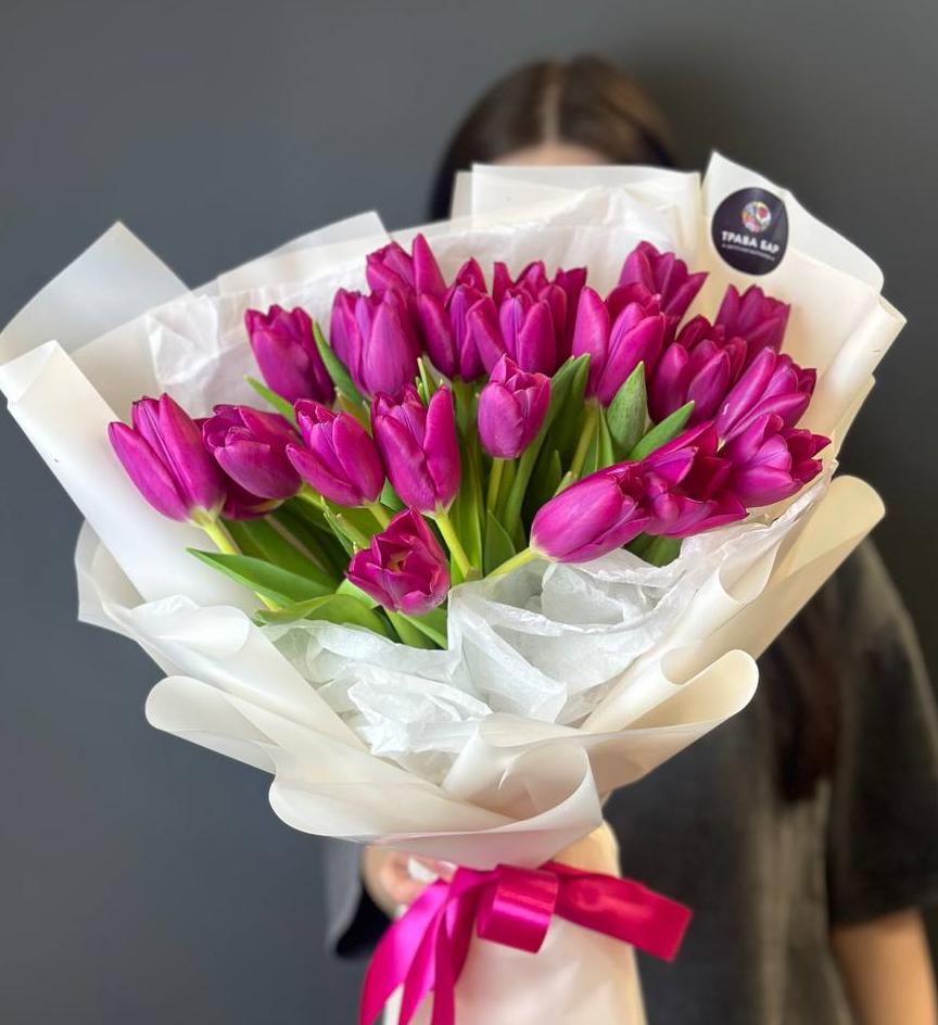 Букет "25 фиолетовых тюльпанов в оформлении"