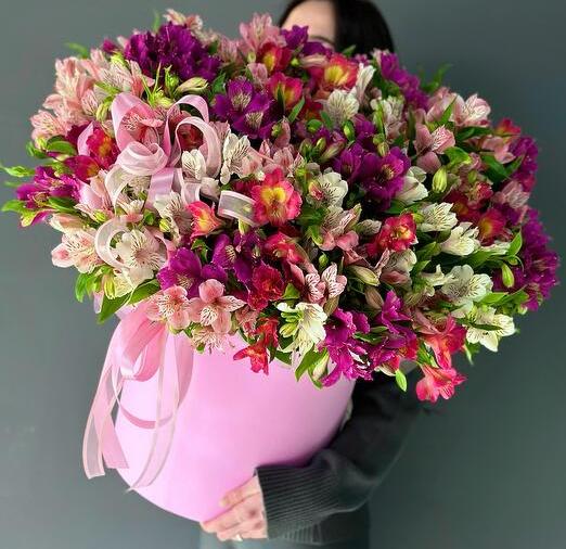 Композиция из 51 разноцветной альстромерии