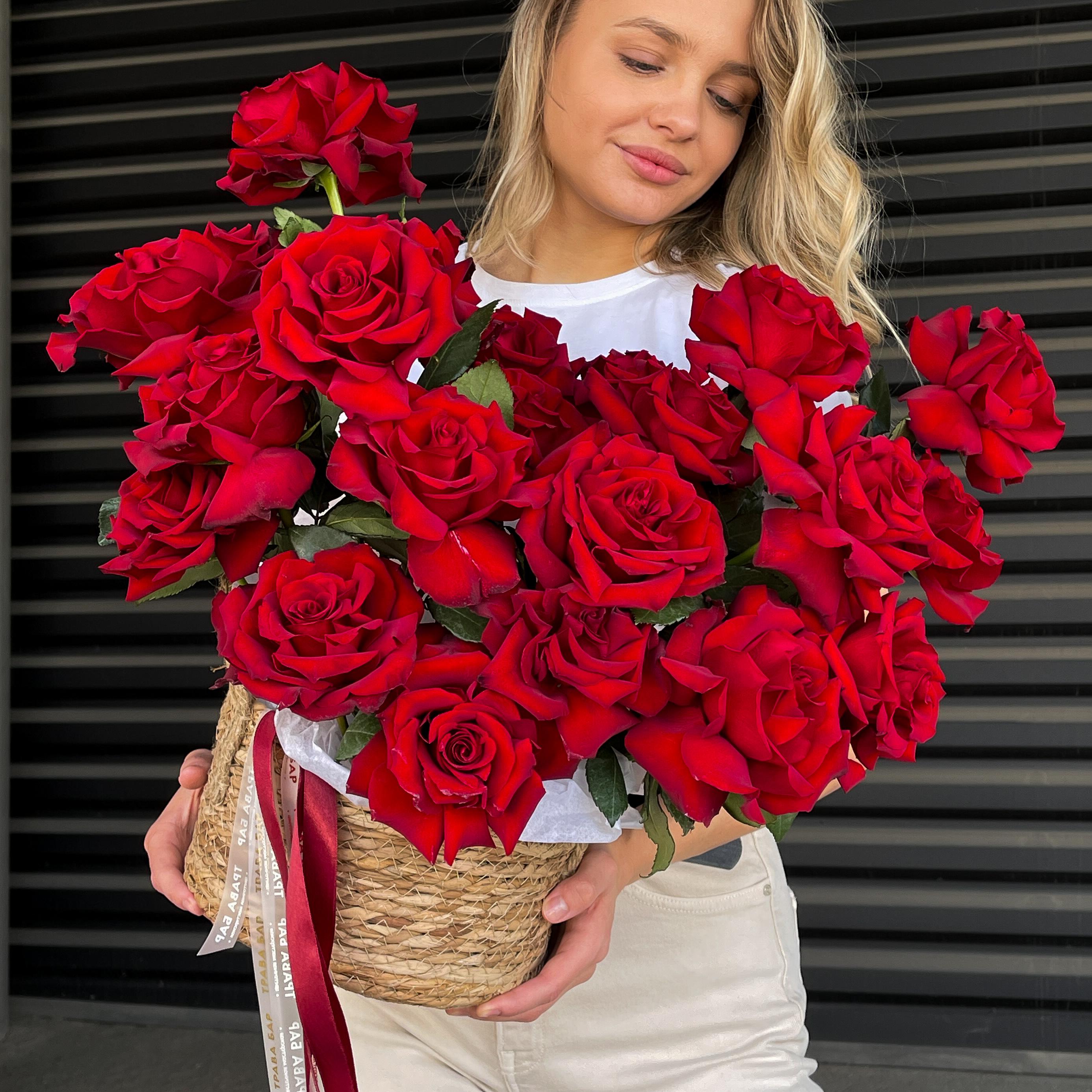 23 бордовых французских роз в плетеном кашпо фото 1