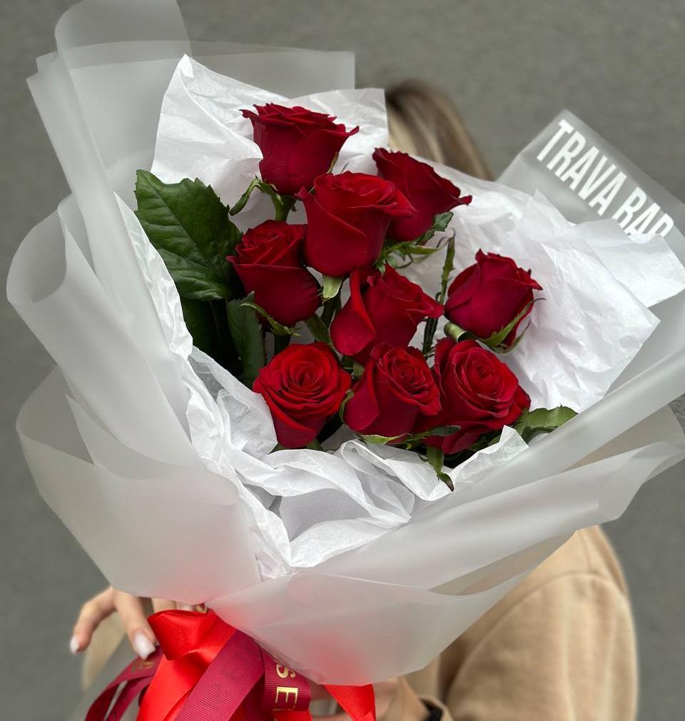 Букет "9 бордовых роз в оформлении"