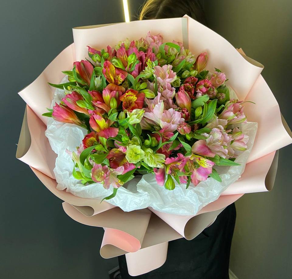 Букет "29 ярких альстромерий в оформлении"